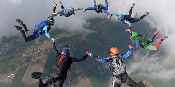 При каких погодных условиях нельзя осуществлять прыжки с парашютом